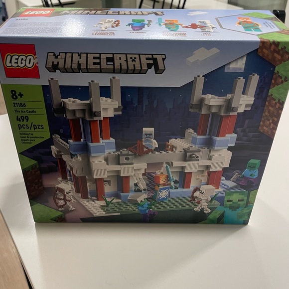 Lego Minecraft - The Ice Castle - Picture 3 of 7